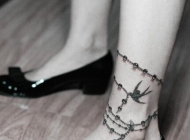 女性脚链燕子纹身图案