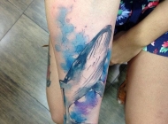 美女右手臂内侧水彩纹身海水和鲸纹身