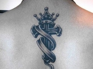 背部好看经典的十字架皇冠纹身图片