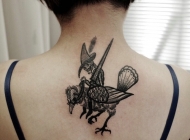 女生纹在锁骨处纹身 处在女生腹部的两边树枝纹身图片