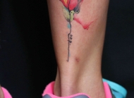 小腿外侧鲜艳的花朵纹身图案