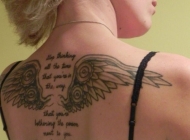 女人后背翅膀字符刺青