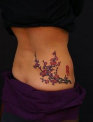 日本纹身图片：一张美女腰部彩色樱花纹身图案
