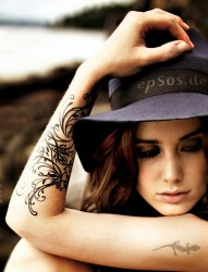 女性手臂漂亮的花藤纹身