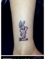 女人腿部可爱的卡通兔子纹身图片
