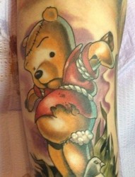 一张经典流行的卡通维尼小熊纹身图片