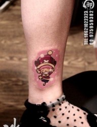 腿部可爱的卡通海贼王乔巴纹身图片