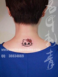 女人颈部小巧的卡通猫咪纹身图片