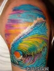 手臂漂亮精美的彩色浪花纹身图片
