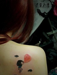 女人背部吹气球的女孩子纹身图片
