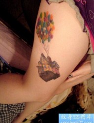 女孩子腿部气球与房子纹身图片