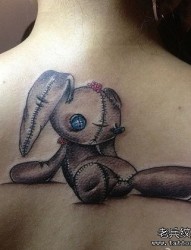 美女背部卡通布偶兔子纹身图片