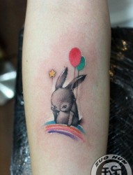 女人手臂可爱的拿气球的小兔子纹身图片
