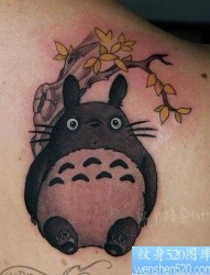 背部可爱的龙猫纹身图片