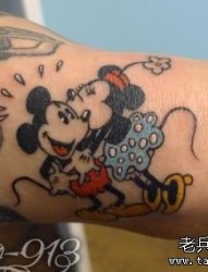 手臂可爱的卡通米老鼠纹身图片