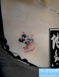 女孩子胸部可爱的米老鼠纹身图片