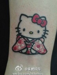 女孩子腿部可爱猫咪纹身图片