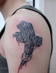 手臂一张滴血十字架纹身图片