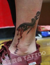 一张另类流行的腿部流血的眼睛纹身图片