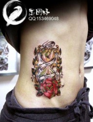 腰部流行的欧美玫瑰花沙漏纹身图片