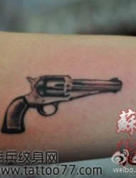 手臂流行经典的小手枪纹身图片