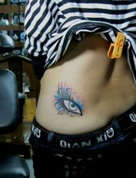 女孩子腰部一张好看的眼睛纹身图片