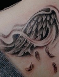 女士背部折翼翅膀的纹身