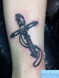 腿部流行精美的一张十字架纹身图片