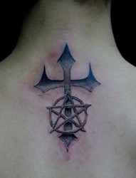 一张背部十字架五芒星纹身图片