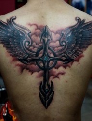 背部精美的十字架翅膀纹身图片