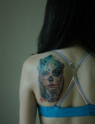 女孩子肩背墨西哥死亡亡灵纹身图片