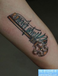 女人手臂好看的彩色钥匙与字母纹身图片