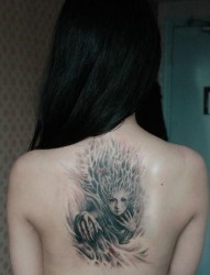 美女背部漂亮的恶魔纹身图片