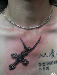 前胸十字架项链纹身图片