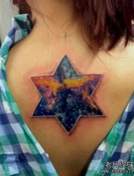 美女背部一张五角星与星空纹身图片