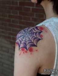 女孩子肩膀处蜘蛛网纹身图片