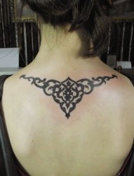 女性背部三角形图腾刺青