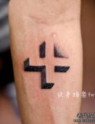 手臂流行时尚的十字架纹身图片