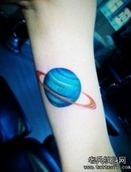 女孩子手臂一张彩色小星球纹身图片