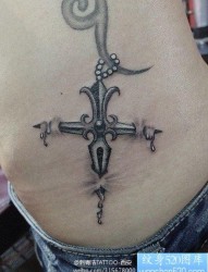 腰部好看的十字架纹身图片