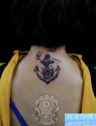 美女背部唯美好看的船锚纹身图片