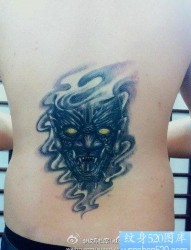 背部一张凶悍的恶魔鬼头纹身图片
