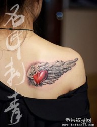 美女肩背漂亮的爱心翅膀纹身图片