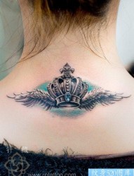 女人背部写实的翅膀与皇冠纹身图片