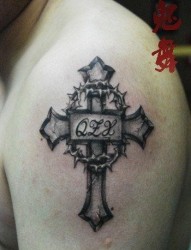 手臂十字架与字母纹身图片