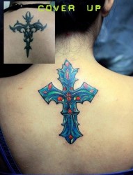 背部好看的彩色十字架纹身图片