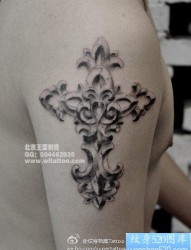 手臂超好看的十字架纹身图片