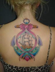 女人背部漂亮的彩色船锚纹身图片