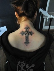 女人颈部好看帅气的十字架纹身图片