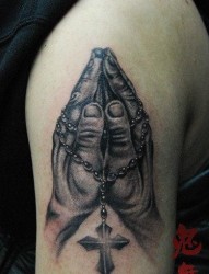 男生手臂流行精美的祈祷之手纹身图片